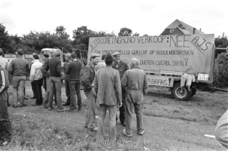 Boeren in de Wieringermeer demonstreren tegen openbare verkoop van staatsboerder, Bestanddeelnr 933-0401