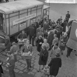 Boeren geven aardappelen weg aan huisvrouwen te Den Haag als protest, Bestanddeelnr 916-1098