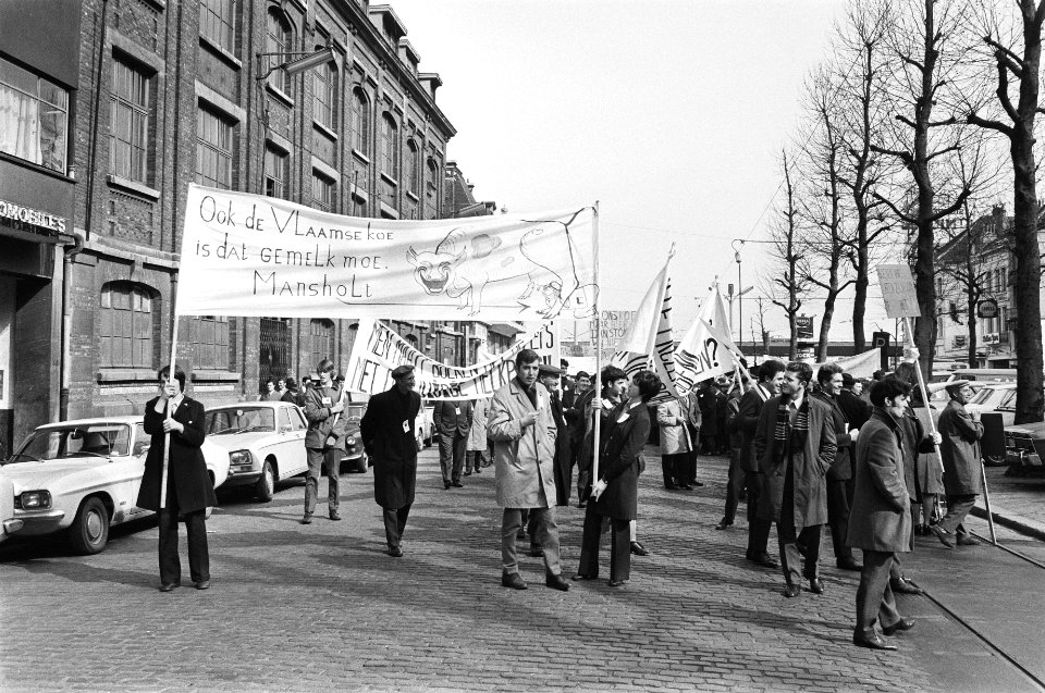 Boeren met spandoeken tijdens de actie, Bestanddeelnr 924-3885