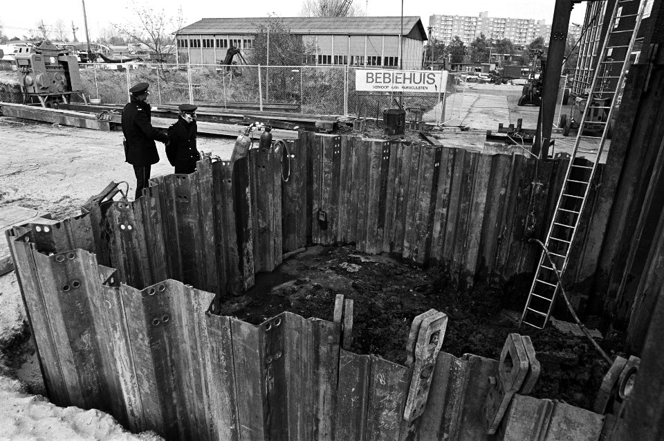Bom uit 1941, 6,5 meter onder grond aan Purmerweg in Purmerend ontdekt, explosie, Bestanddeelnr 931-1310