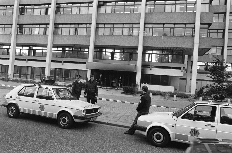 Bomaanslag bij ingang Holland Beton Groep in Gouda, 2x, Bestanddeelnr 933-7522