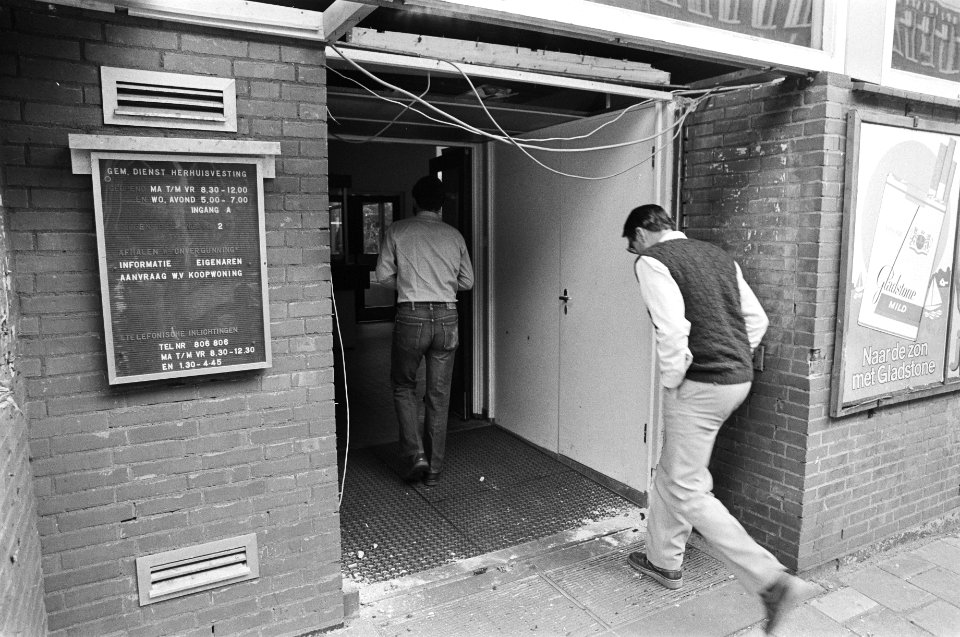 Bomaanslag op Bureau Huisvesting Amsterdam de venielde deur, Bestanddeelnr 932-2354