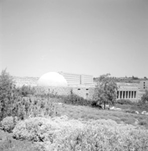 Bolvormig gebouw, vermoedelijk de synagoge op de campus van de Hebrew Universit, Bestanddeelnr 255-2428