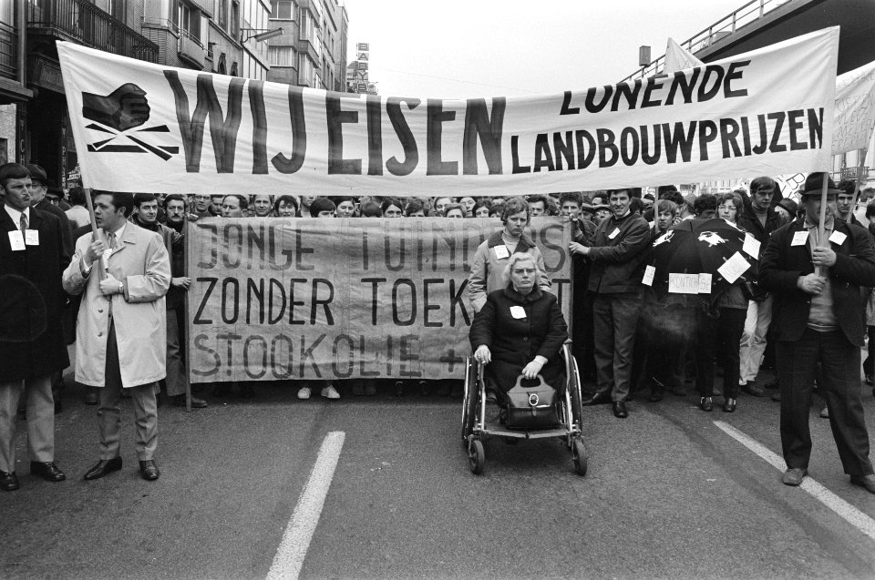 Boeren met spandoeken tijdens de actie, Bestanddeelnr 924-3849