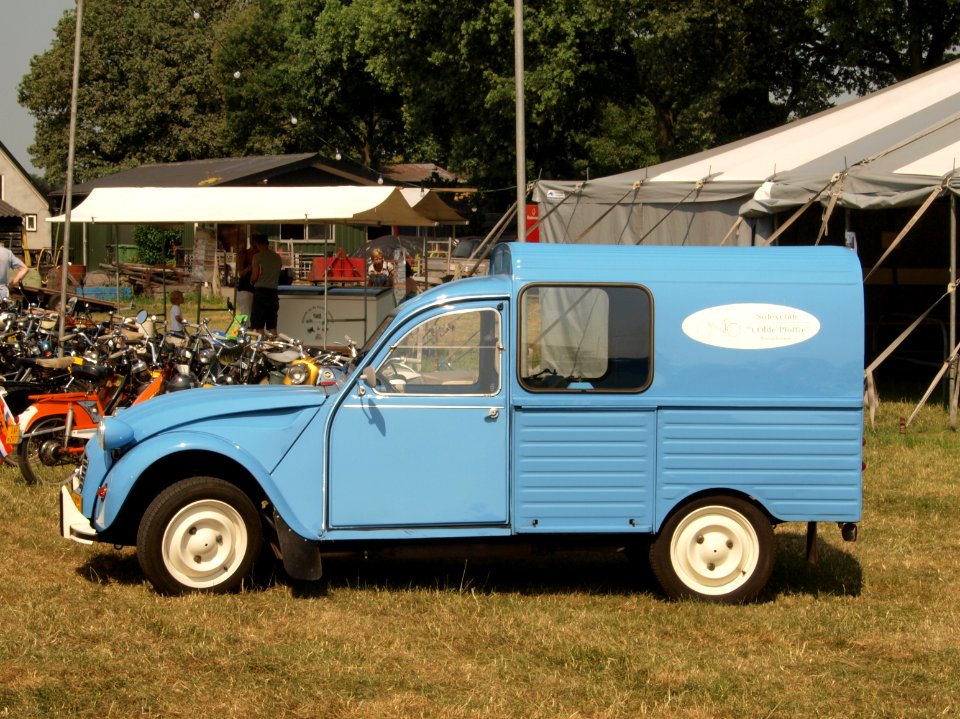 Blue Citroën 2CV pic3