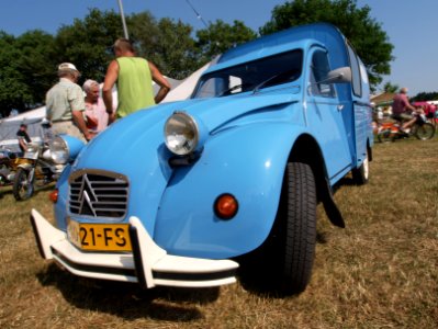Blue Citroën 2CV pic2 photo