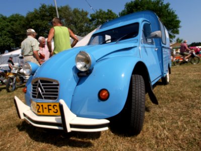 Blue Citroën 2CV pic2