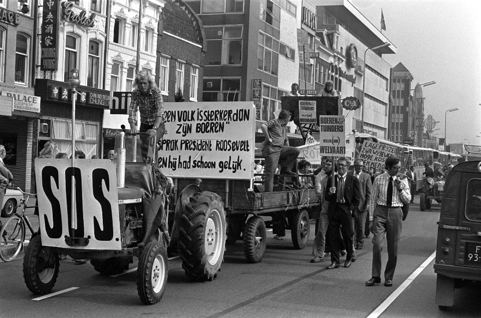 Boerendemonstratie in Utrecht, boeren met spandoeken op tractoren, Bestanddeelnr 927-4532