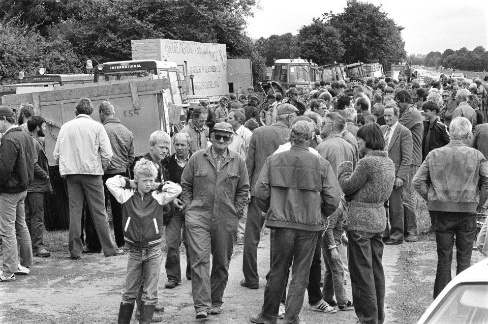 Boeren in de Wieringermeer demonstreren tegen openbare verkoop van staatsboerder, Bestanddeelnr 933-0400