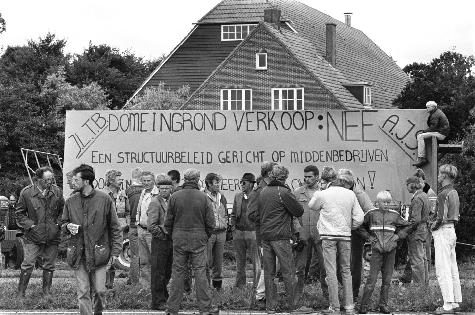 Boeren in de Wieringermeer demonstreren tegen openbare verkoop van staatsboerder, Bestanddeelnr 933-0402
