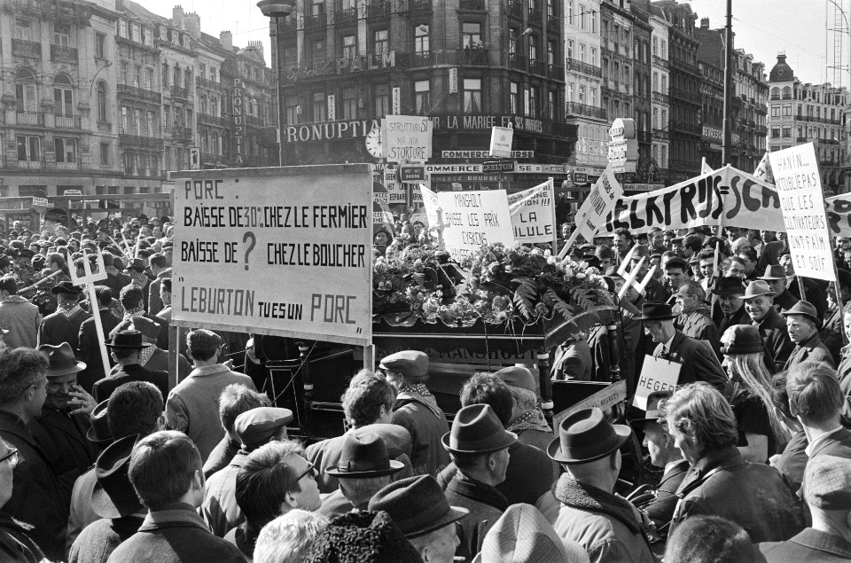 Boeren met spandoeken tijdens de actie, Bestanddeelnr 924-3860