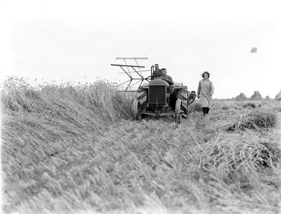 Boeren met tractor en maaimachine in de Anna Paulownapolder Boerin loopt naast , Bestanddeelnr 252-0832