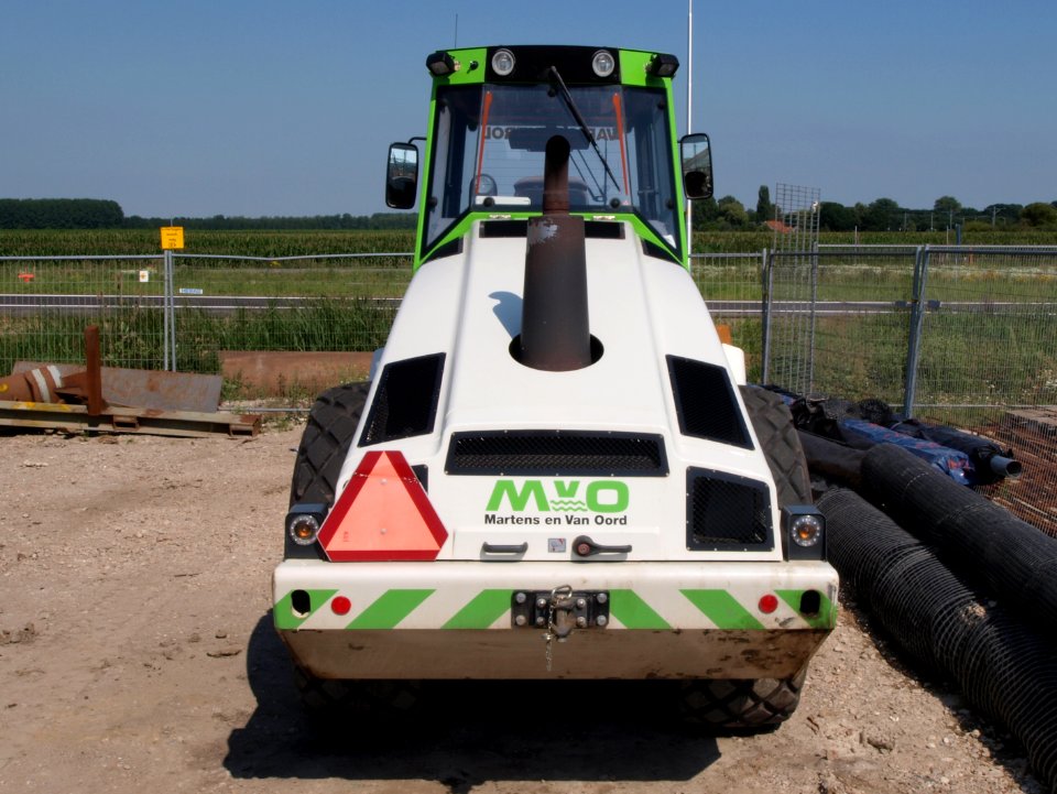 Bomag BW 213 DH single drum roller p3