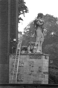 Bom ontploft bij Van Heutsz-monument explosievenopruimingsdienst op zoek naar m, Bestanddeelnr 933-0744