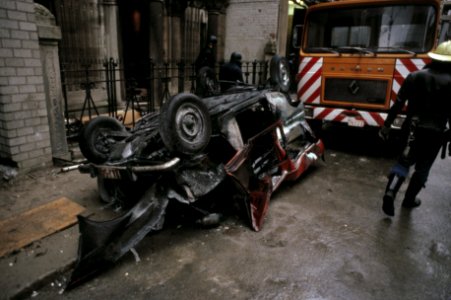 Bomaanslag in Joodse wijk in Antwerpen de auto waar de bom is geplaatst voor de, Bestanddeelnr 253-8615