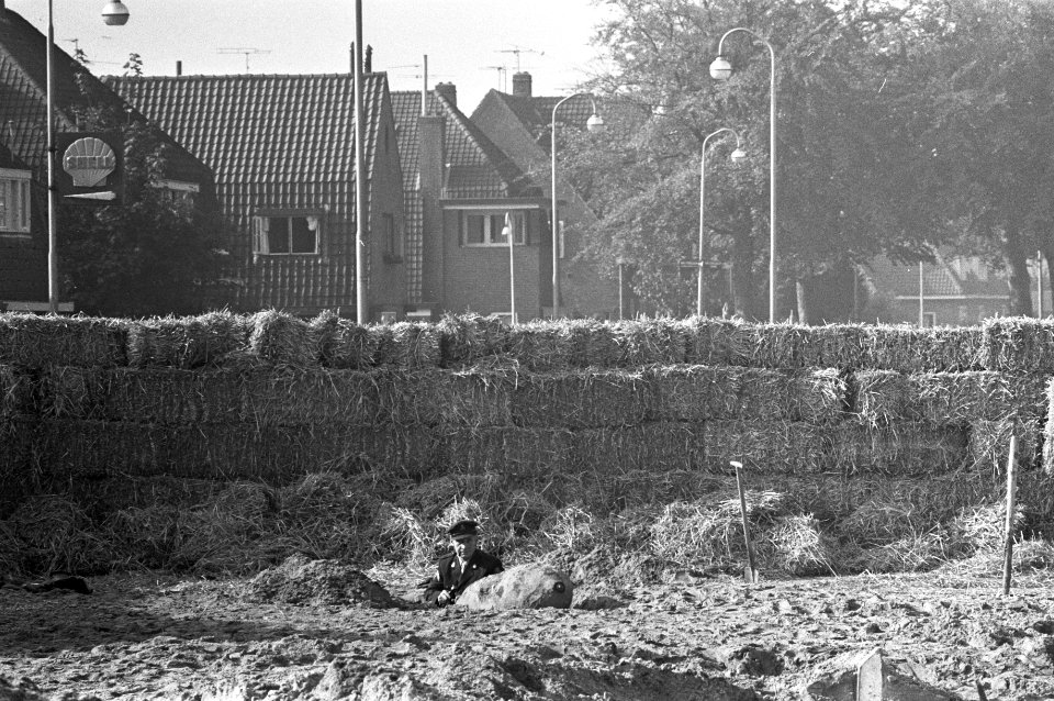 Bom uit Tweede Wereldoorlog gedemonteerd bij Bussum, aanbrengen ontsteking, Bestanddeelnr 925-9438