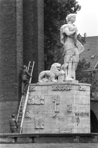 Bom ontploft bij Van Heutsz-monument explosievenopruimingsdienst op zoek naar m, Bestanddeelnr 933-0743