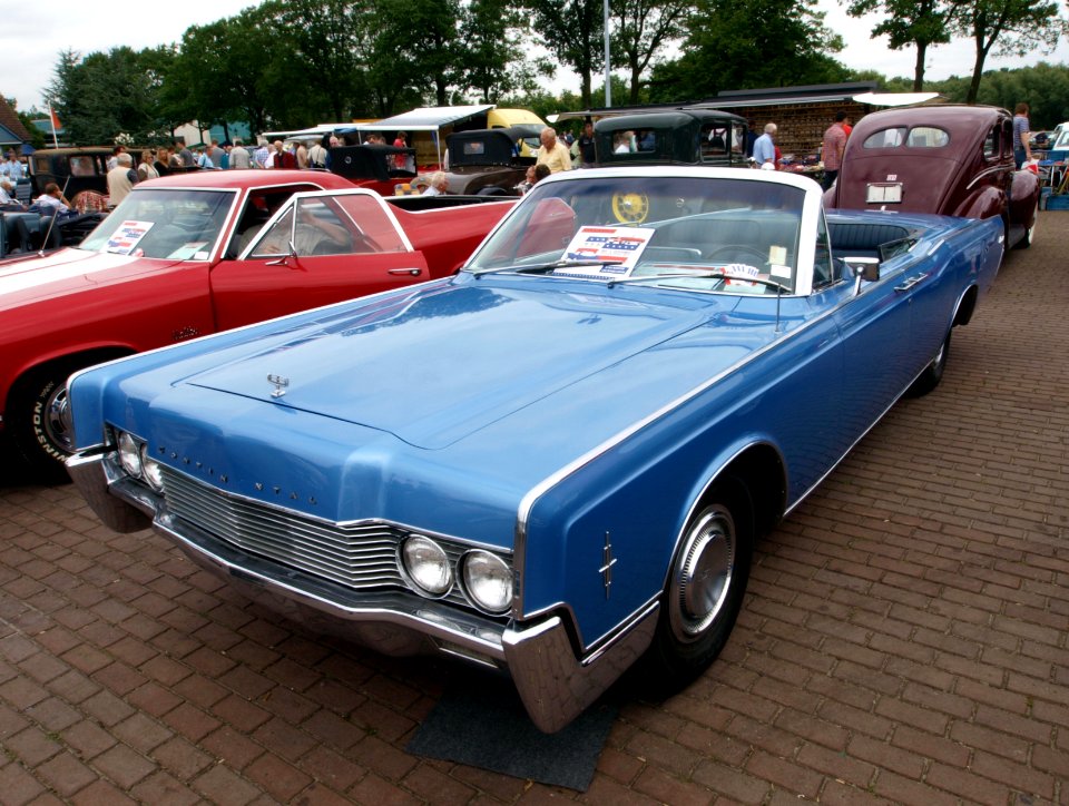 Blue Lincoln Continental p2
