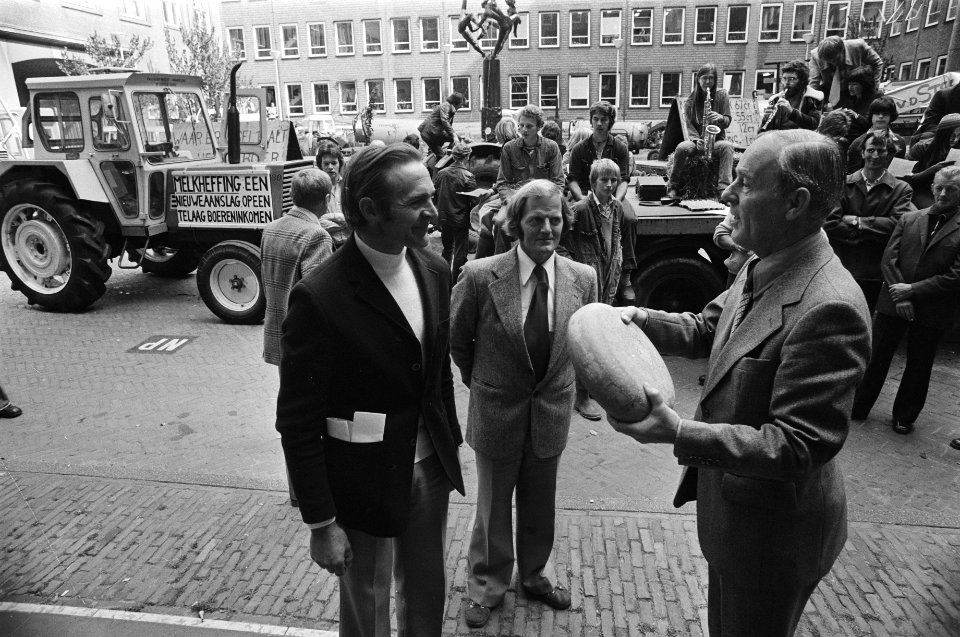 Boeren demonstreren tegen melkheffing op Binnenhof in Den Haag aanbieding kaas, Bestanddeelnr 929-3477