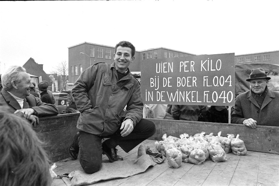 Boeren demonstreren tegen landbouwprijzen EEG in Winschoten verkoop aardappelen , Bestanddeelnr 925-4147