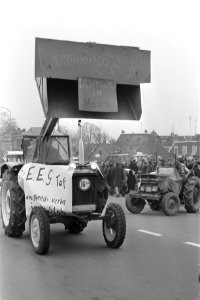 Boeren demonstreren tegen landbouwprijzen EEG in Winschoten landbouwtrekkers met, Bestanddeelnr 925-4142