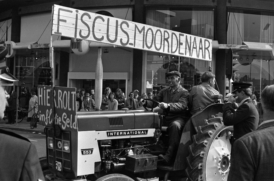 Boerendemonstratie in Utrecht, tractor met spandoeken tijdens demonstratie, Bestanddeelnr 927-4531