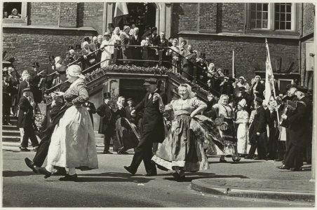 Boerendansers treden op voor Burgemeester en Wethouders voor het Stadhuis. NL-HlmNHA 54011228