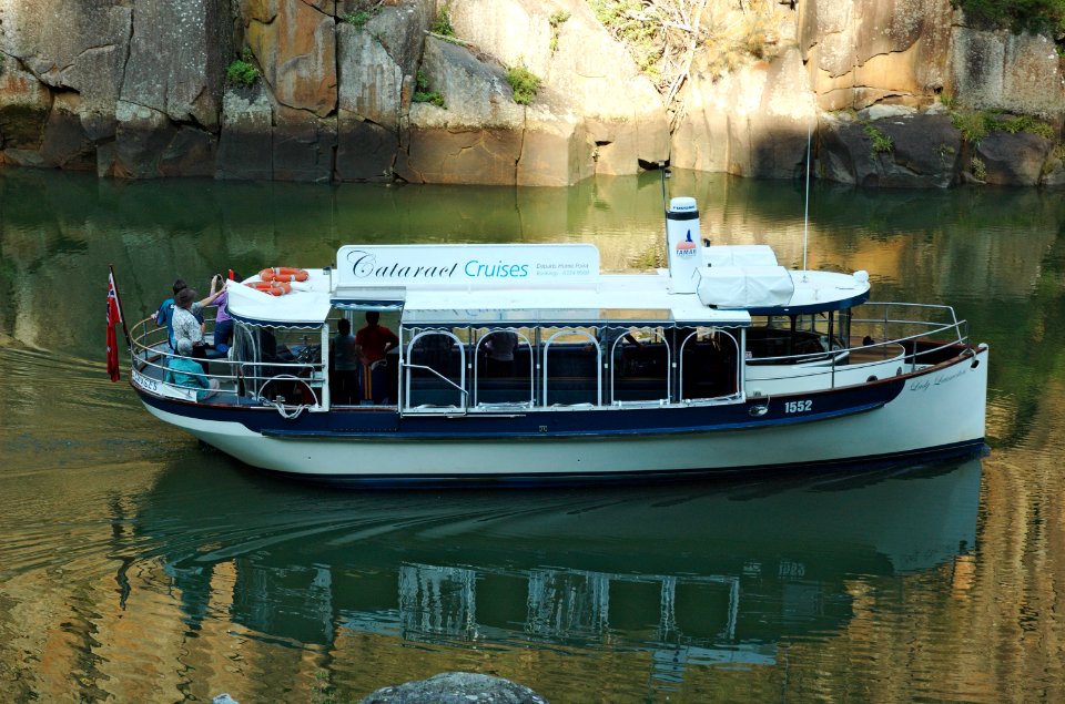 Boat-Cataract-Gorge-20070421-026