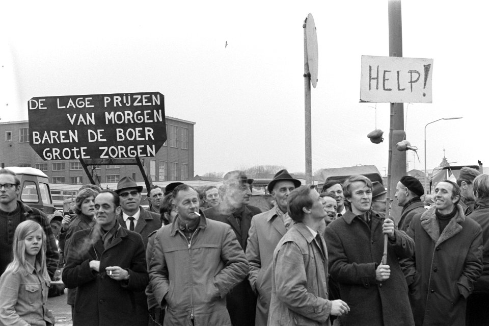 Boeren demonstreren tegen landbouwprijzen EEG in Winschoten landbouwtrekkers en , Bestanddeelnr 925-4144