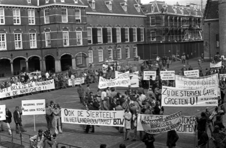 Boeren en tuinders demonstreren op het Binnenhof i.v.m. landbouwdebat in Tweede , Bestanddeelnr 927-4135