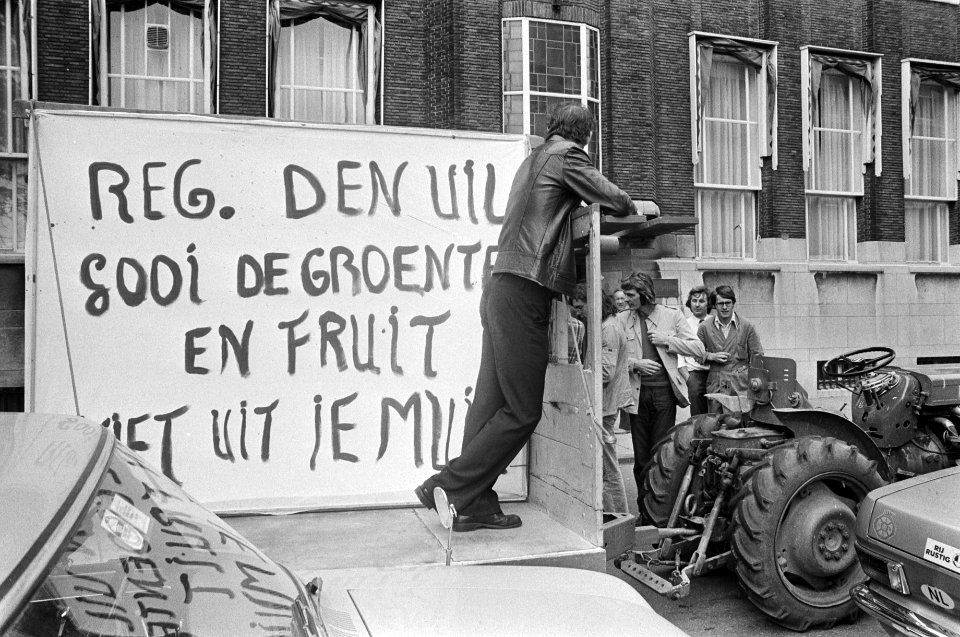 Boeren demonstreren met tractoren in centrum van Den Haag een van de boerenkarre, Bestanddeelnr 927-3648