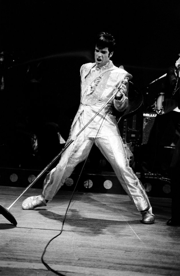 Bo Wills als de middle Elvis tijdens de generale repetitie, Bestanddeelnr 930-9574