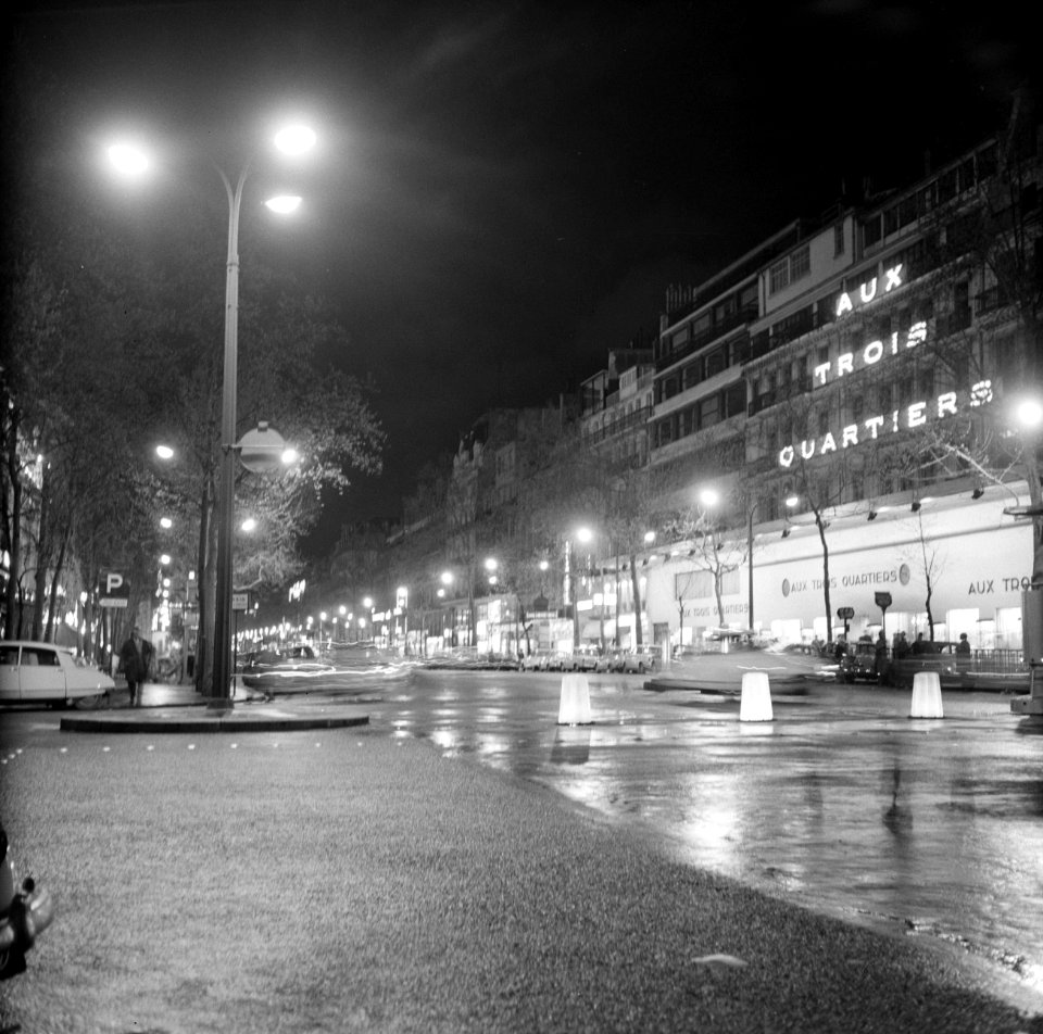 Boulevard de la Madeleine tijdens een regenachtige avond, Bestanddeelnr 254-0339