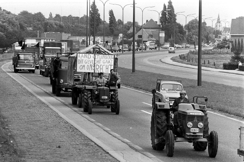 Boeren demonstreren in Belgie enorme file van tractors en vrachtwagens op snelw, Bestanddeelnr 927-4258