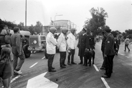 Boeren bezetten verkeersplein Hoevelaken rijkspolitie me honden houdt afslag na, Bestanddeelnr 927-3702