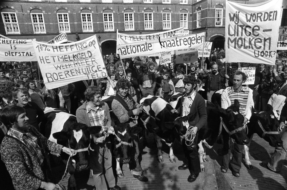 Boeren demonstreren tegen melkheffing op Binnenhof in Den Haag, Bestanddeelnr 929-3476