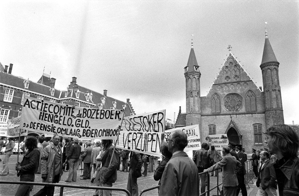 Boeren en tuinders demonstreren op het Binnenhof i.v.m. landbouwdebat in Tweede , Bestanddeelnr 927-4136