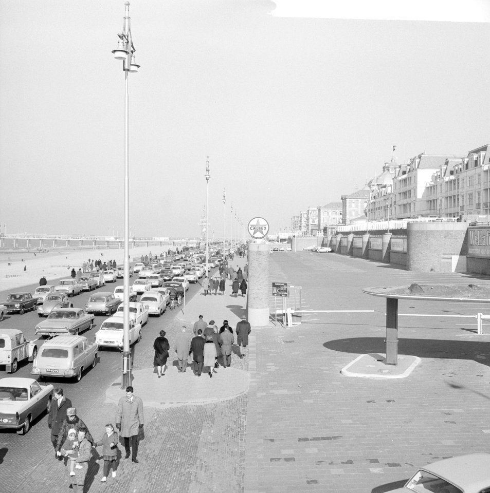 Boulevard Scheveningen op uit trekkenden bij warm weer, Bestanddeelnr 916-2206