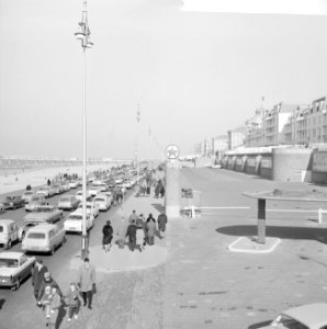 Boulevard Scheveningen op uit trekkenden bij warm weer, Bestanddeelnr 916-2206