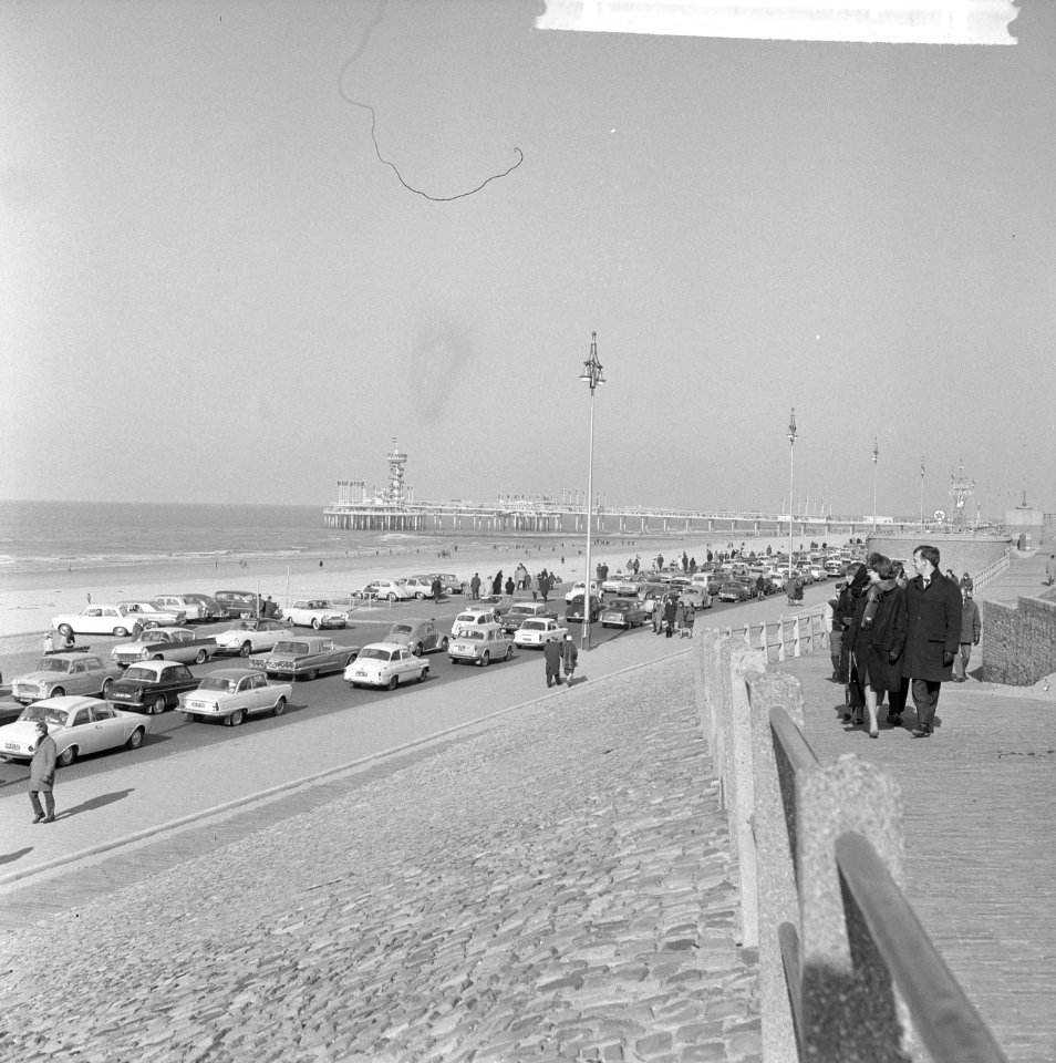 Boulevard Scheveningen op uit trekkenden bij warm weer, Bestanddeelnr 916-2207