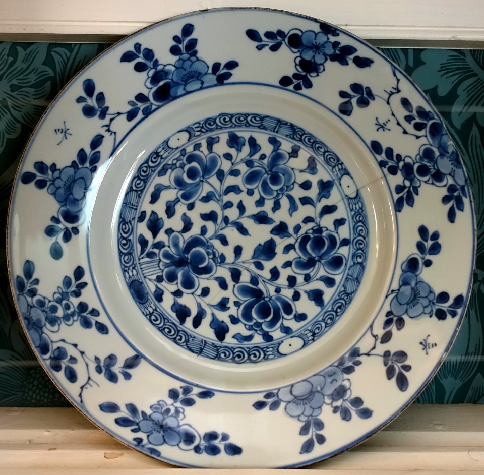 Blue and white plate, ceramic - Kelmscott Manor - Oxfordshire, England - DSC00017