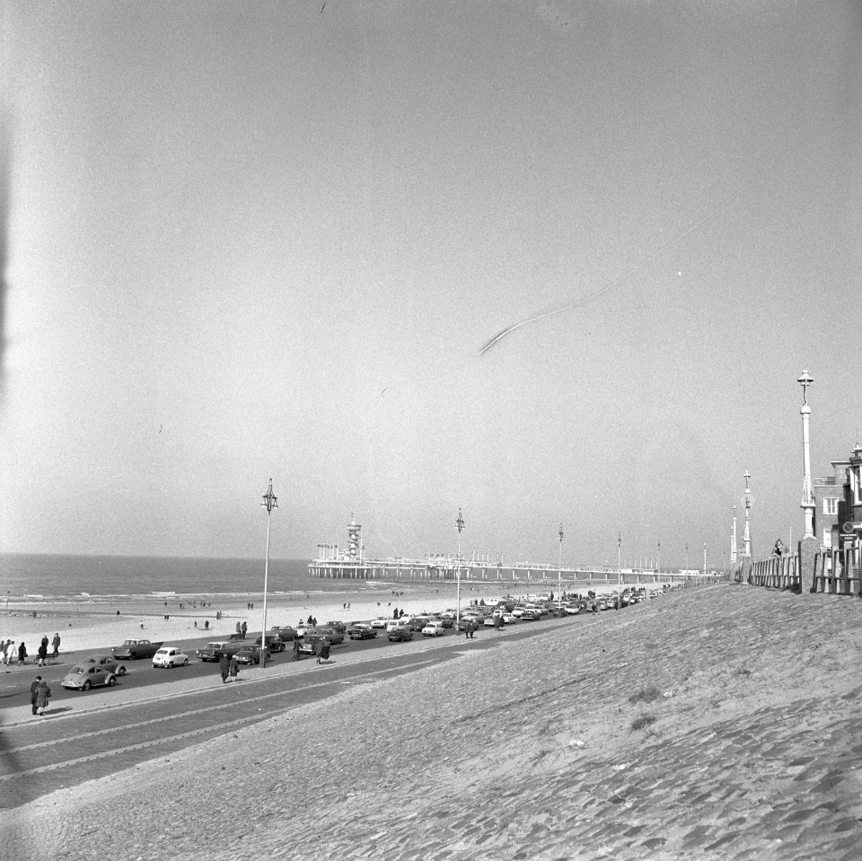 Boulevard Scheveningen op uit trekkenden bij warm weer, Bestanddeelnr 916-2208