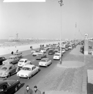 Boulevard Scheveningen op uit trekkenden bij warm weer, Bestanddeelnr 916-2212