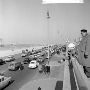 Boulevard Scheveningen op uit trekkenden bij warm weer, Bestanddeelnr 916-2205