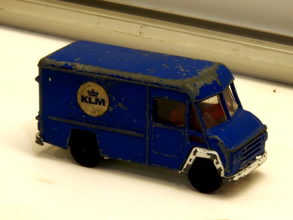 Blue toy vsn with KLM logo