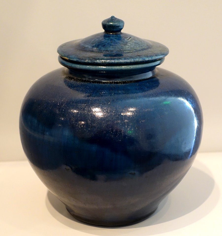 Blue Covered Jar, China, probably Luoyang or Gongxian, Henan, Tang dynasty, 700-750 AD, earthenware, lead-fluxed cobalt blue glaze - Arthur M. Sackler Museum, Harvard University - DSC00906