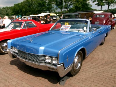 Blue Lincoln Continental p3