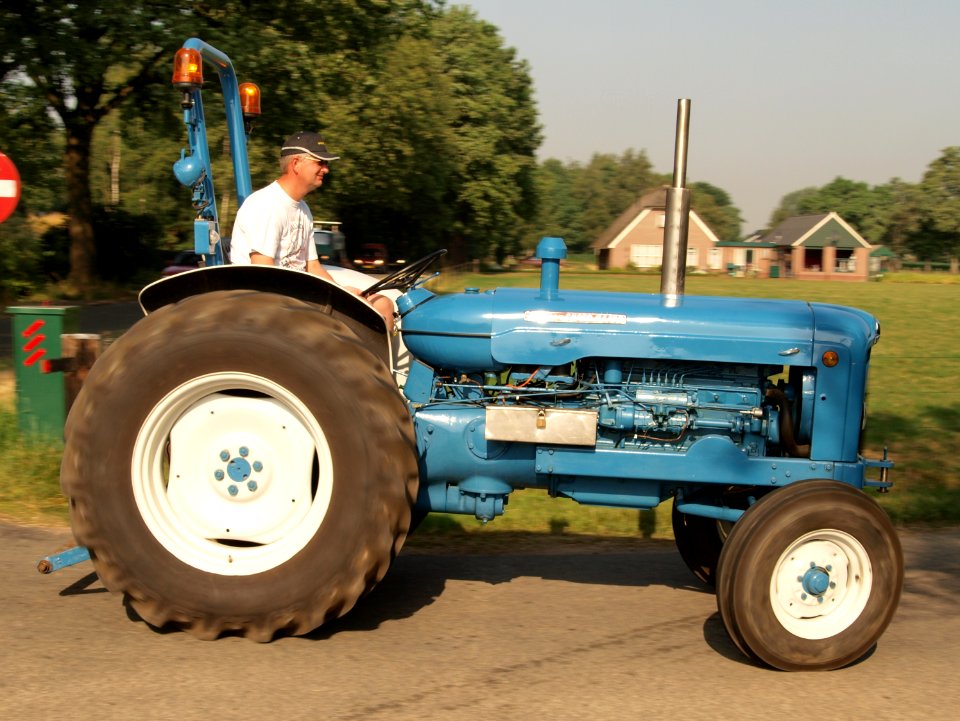 Blue Fordson Supure Major with white wheels photo