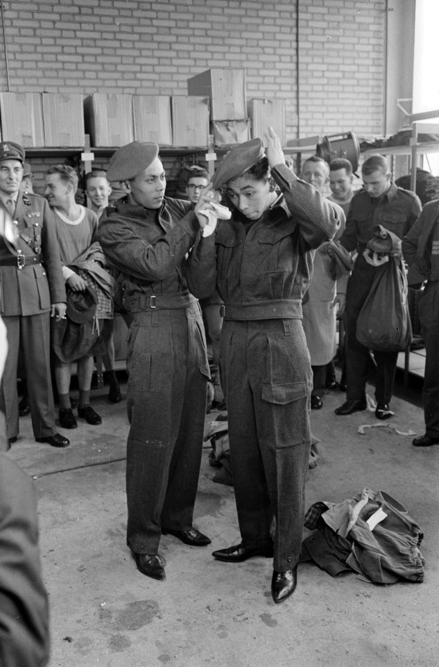 Blue Diamonds in dienst (passen van uniform), Bestanddeelnr 913-7302