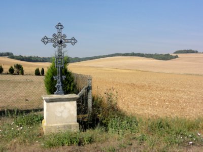 Bouquemont (Meuse) croix de chemin et paysage